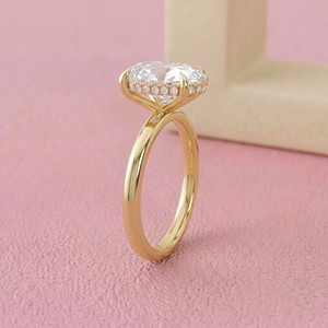 Bague de fiançailles classique en or massif avec diamant taille ovale et halo dissimulé pour bijoux fins - Product Image 2