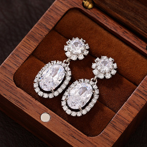 Orecchini a Cerchio Floreali Rotondi per Donne, Orecchini a Cerchio con Fiori Scintillanti, Gioielli di Moda per Uso Quotidiano e Feste - Product Image 1
