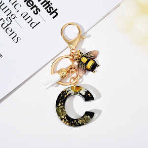 Llavero de margarita seca estilo europeo vintage con 26 letras, adorno de abeja y borla, accesorio encantador para bolso, regalo para decoración diaria - Product Image 4