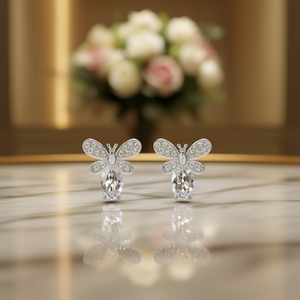 Eleganti orecchini a farfalla in oro bianco, argento 925, con cristalli e strass incastonati, design grazioso per l'uso quotidiano da parte delle donne. - Product Image 2