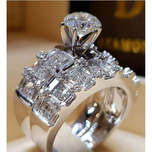 Anello di Fidanzamento da Donna Q032 in Oro Bianco con Diamante Taglio Brillante Rotondo Colore D Naturale e Pietre Laterali a Baguette - Product Image 1