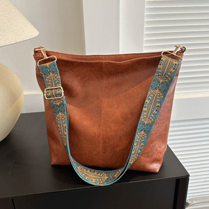 Bolso de Mano Espacioso para Mujer en Diseño Clásico Vintage con Correa Ancha y Cómoda para Usar en Primavera y Verano - Product Image 1