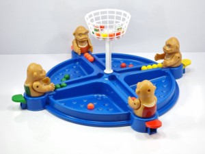 MONKEY BASKET  Un juego para 2-4 jugadores. El objetivo es poner todas las pelotas en el canasto. - Product Image 3