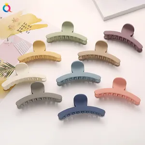 QIYUE Arc Hollow Resin Holiday Gift To Female Friends Hotsale Round Handle Sweet Style Suitable For Girls Hair Claw Clips