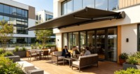 Auvent rétractable électrique de luxe moderne pour l'extérieur avec option d'éclairage LED intégré pour les zones extérieures d'hôtels et de complexes hôteliers