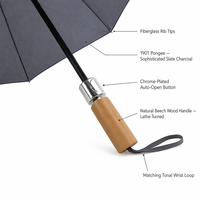 Parapluie d'affaires compact gris sophistiqué avec poignée en bois et boucle de poignet couleur bronze, idéal pour un cadeau d'entreprise VIP haut de gamme
