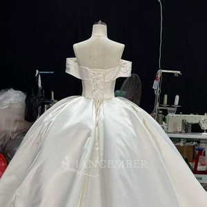 Hz009 Impresionante Vestido de Novia Moderno de Satén Duquesa con Cuello Retrato Color Marfil, Cintura Estilo Vichy y Apliques de Encaje Barroco Plateado - Product Image 6