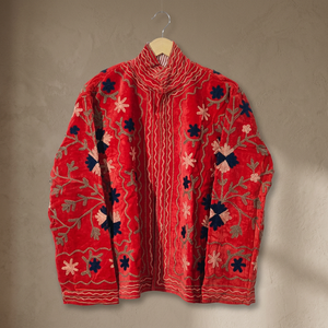 Elegante Chaqueta Roja con Cuello Mandarín, Manga Larga, Bordado Floral a Mano, Abrigo de Algodón para Mujer, Estilo Invernal, Venta al Por Mayor - Product Image 3