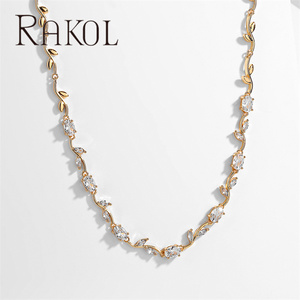 Colar de Zircônia Cúbica com Design de Folha de Oliveira Rakol NP5230, Luxuoso, Banho de Ouro, Joia de Casamento - Product Image 4