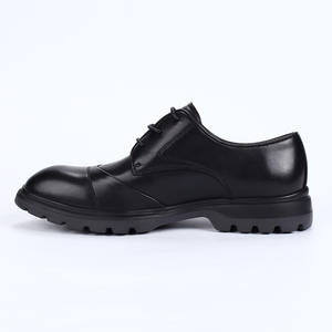 Zapatos estilo Oxford de alta calidad diseñados para hombres. Cómodos zapatos de negocios hechos de cuero de alta calidad a mano. - Product Image 1
