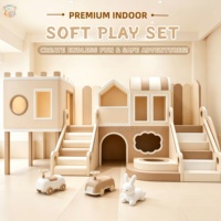 Structure de jeu intérieure moderne beige clair pour tout-petits, avec château d'escalade et toboggan, et maisonnette de jeu pour enfants, pour le jeu et la détente