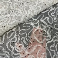 Tissu brodé en dentelle floquée à pois, idéal pour les hauts, robes, chemises, jupes de vacances, longues robes, divers vêtements pour femmes