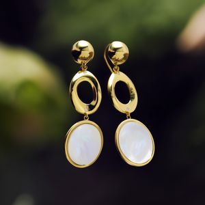 Pendientes de Perlas con Baño de Oro PVD, Acero Inoxidable 316L, Diseño Ovalado Resistente y Sostenible - Product Image 3