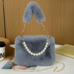 Borsa a tracolla in pelliccia sintetica di coniglio, nuova moda autunno inverno, con perle, versatile, con catena, da donna. - Product Image 3