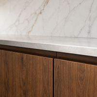 Ensemble d'armoires de cuisine modulaires en placage de noyer de luxe moderne sur mesure avec portes plates sans poignées et rangement pleine hauteur