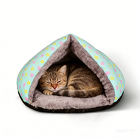 Niche pour chat triangulaire moderne de luxe, abri fermé en tissu pour l'intimité de l'animal et lit de voyage pour chat