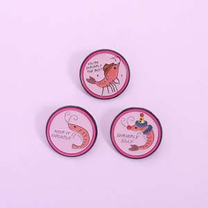 Spilla Smaltata con Frase Divertente a Tema Gamberetti, Badge 'Keep It Shrimple' in Stile Cartoon - Product Image 4
