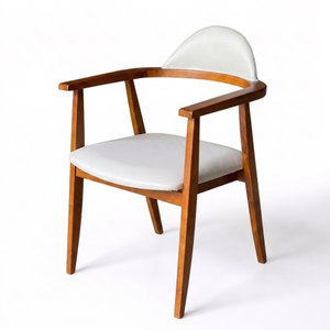 Un fauteuil de salle à manger scandinave en bois massif avec un dossier incurvé et rembourré, alliant élégance minimaliste. - Product Image 1