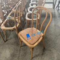 Chaise Thonet en plastique finition grain de bois, assise carrée en rotin, légère et durable, avec coussin en rotin plastique, pour café