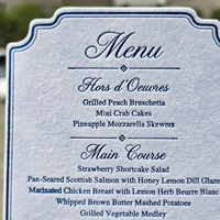 Carte de menu de table personnalisée de luxe en velours avec impression gaufrée, forme découpée fantaisie, estampage à chaud bleu, pour fêtes et mariages, avec pompon