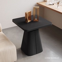 Petite table basse de style italien léger et luxueux, avec structure en fer, design moderne minimaliste, plateau en pierre de quartz carré, pour salon