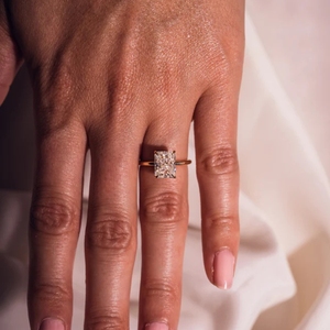 Anillo de Compromiso Personalizado con Corte Radiante de 1 Quilate, Anillos de Diamantes con Certificado IGI, Anillo de Diamantes Cultivados en Laboratorio en Oro Rosa de 14 Quilates - Product Image 5