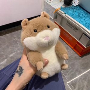 PLAYPOP Peluche de Cobaya de Gelatina de 21 cm con Base Ponderada de Alta Densidad, Posición Sentada Realista, Regalo para Amantes de las Mascotas, Etiquetas Lavables, Súper Suave - Product Image 3