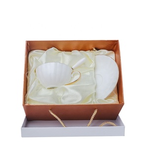 Ensemble tasse à thé et soucoupe en porcelaine osseuse à bord doré de style européen Poterie jetable en céramique et porcelaine pour servir du café ou des boissons - Product Image 5