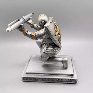Escultura de escudo de soldado medieval europeo Artesanía de resina Teléfono y portalápices Artesanía - Product Image 4