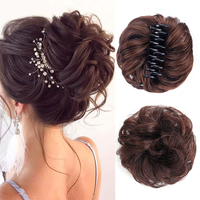 Venta al por mayor de extensiones de cabello sintético moño desordenado moño de pelo rizado ondulado Clip en garra moño Cola de Caballo postizos naturales para las mujeres