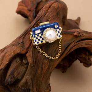 Broche d'appareil photo à motif damier 5 couleurs en alliage de zinc, décorée de perles et de strass, épinglette de revers, broches de <span class=keywords><strong>mode</strong></span> pour femmes, vente en gros - Product Image 5