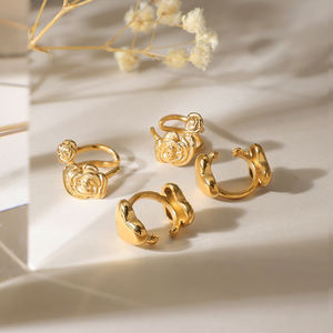 Pendientes de Clip J&D de Acero Inoxidable con Baño de Oro de 18K, Diseño de Flor Clásico, Resistentes al Agua - Product Image 6