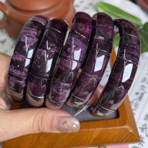 Bracelet en pierres précieuses violettes sculptées à la main, 54-60mm, joli bracelet en Sugilite, bijoux cadeau - Product Image 6