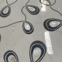 Mosaïque en quartzite bleu azur mélangé à du marbre blanc cristallin pour les murs de salle de bain en quartzite bleu, crédence de cuisine en marbre bleu