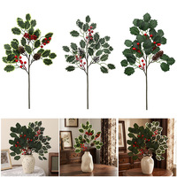 Kerstbladeren met rode vruchten, kunstbladeren, kunstbloemstukken, kunstgroene planten voor de feestdagen