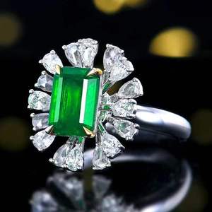 Anillo de Esmeralda Verde Natural de Zambia de 18K y 1.93CT con Halo de 16 Diamantes Blancos Brillantes, Joyería Fina de Colección - Product Image 4