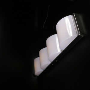 Un design simple et élégant, avec une finition nickel brossé et un luminaire de vanité en verre. - Product Image 6