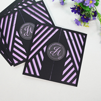Tarjeta de Programa Morada Moderna Personalizada con Soporte de Tarjeta Negro Plegable Cortado con Láser y Etiqueta de Papel Impresa