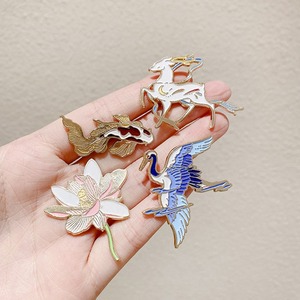 Broches de Metal Esmaltado Personalizados, Broche de Ciervo Colorido para <span class=keywords><strong>Mujer</strong></span>, Broche Exquisito de Estilo Antiguo para Decoración de <span class=keywords><strong>Ropa</strong></span> de Año Nuevo - Product Image 5