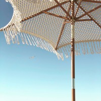 Parasol de jardin en macramé de luxe personnalisé, parasol de plage en bois à franges blanches avec glands pour hôtels et cours