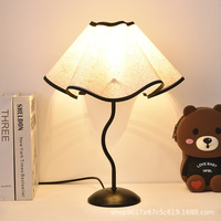 Lampe de table rétro créative en forme de pétale, lampe de table en tissu et métal, lumière d'ambiance haut de gamme pour chambre à coucher, lampe de table moderne et minimaliste