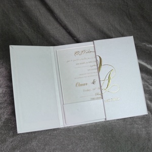 Invitation personnalisée avec monogramme en relief doré, couverture rigide à rabat, acrylique transparent avec poche et carte RSVP - Product Image 1