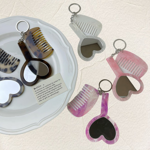 พวงกุญแจหวีกระจกทรงหัวใจน่ารัก 2 in 1 หวีแต่งหน้าขนาดพกพาจิ๋ว พร้อมจี้ห้อยกระเป๋าสำหรับสาวๆ ผู้หญิง ของขวัญ - Product Image 3