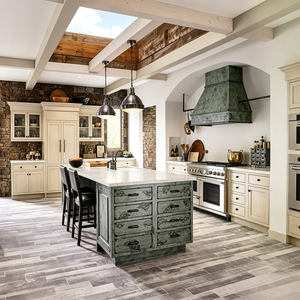 Meubles de <span class=keywords><strong>cuisine</strong></span> style ferme moderne, armoires shaker couleur crème, poignées longues noires, plan de travail gris, crédence en carreaux de métro blancs - Product Image 5