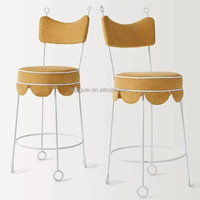 Tabouret de bar en tissu festonné incurvé avec pieds en métal - Mobilier commercial durable et écologique pour hôtel, cuisine et usage extérieur