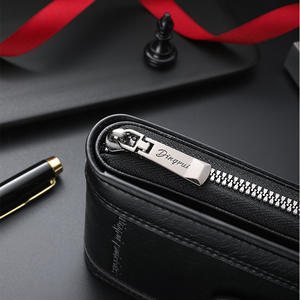 Portefeuille court en cuir PU de qualité supérieure pour homme, avec plusieurs emplacements pour cartes, grande capacité, blocage RFID, poche à monnaie zippée, pliage en deux, broderie vintage - Product Image 2