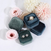 Boîte à bijoux élégante personnalisée en velours vert octogonal avec fermeture à boucle à motif gaufré pour emballage cadeau de la Saint-Valentin