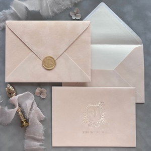 Ensemble d'enveloppes d'invitation de mariage A7 en velours microfibre luxueux avec monogramme en feuille d'or personnalisée et <span class=keywords><strong>sceau</strong></span> de <span class=keywords><strong>cire</strong></span> doré fait main - Product Image 4