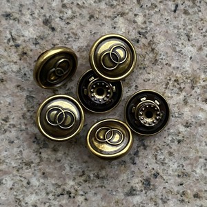 Nhà Máy Giá Tùy Chỉnh Thiết Kế Logo Kim Loại Denim Nút <span class=keywords><strong>Maker</strong></span> Với Đinh Tán Brass Nút Cho Quần Jean - Product Image 4