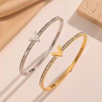 Bracelets manchette en acier inoxydable or rose pour femme Accessoire de mode avec lettre «V» et bracelets en demi-cristal